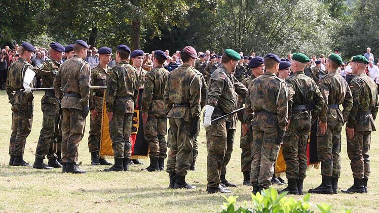Mehr als 600 Soldaten schworen, der Bundesrepublik treu zu dienen. Sechs Monate lang aber können sie noch einen Rückzieher machen.