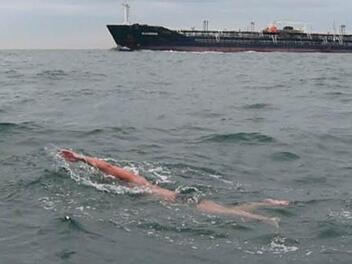 Peter Hücker bei einem seiner ersten Versuche, den Ärmelkanal zu durchschwimmenFotos: privat