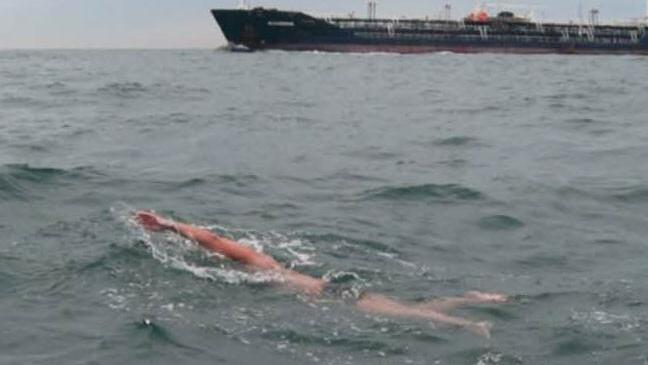 Peter Hücker bei einem seiner ersten Versuche, den Ärmelkanal zu durchschwimmenFotos: privat