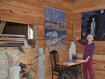 Die Tettauerin Angelika Schütze zeigt ihre kunstvoll kreierten Webbilder und dazu sind auf dem Wildberg in einer interessanten Ausstellung auch Skulpturen des Ernstthaler Künstlers Hartmut Bechmann zu sehen.  Foto: Karl-Heinz Hofmann