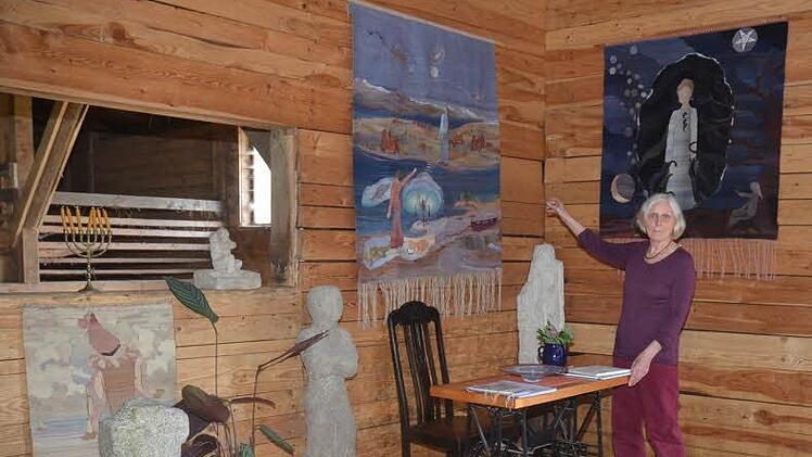 Die Tettauerin Angelika Schütze zeigt ihre kunstvoll kreierten Webbilder und dazu sind auf dem Wildberg in einer interessanten Ausstellung auch Skulpturen des Ernstthaler Künstlers Hartmut Bechmann zu sehen.  Foto: Karl-Heinz Hofmann
