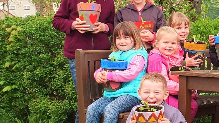Stolz zeigen die Vorbacher Kinder ihre Salattöpfe. Sie ziehen sie einen eigenen Salat groß. Foto: privat