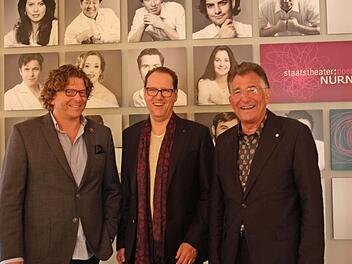 Von links: Marcus Bosch, Intendant Peter Theiler und Siegfried Jerusalem. Foto: Pelke
