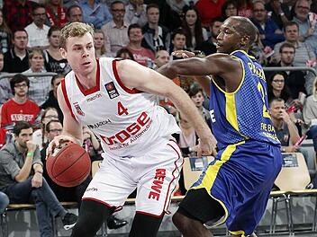 Nicolo Melli (mit Ball) erwies sich sowohl beim Champions Cup, hier setzt er sich gegen den Oldenburger Ricky Paulding durch, als auch in den drei Liga-Spielen als erhebliche Verstärkung. Foto: sportpress