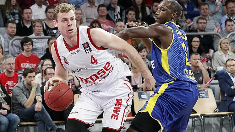 Nicolo Melli (mit Ball) erwies sich sowohl beim Champions Cup, hier setzt er sich gegen den Oldenburger Ricky Paulding durch, als auch in den drei Liga-Spielen als erhebliche Verstärkung. Foto: sportpress