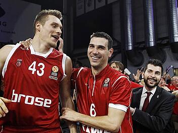 Leon Radosevic, Nikos Zisis und Assistenztrainer Federico Perego (v. l.) genießen nach dem 96:63-Erfolg im Top-16-Hinspiel in der Frankenhölle das Bad in der Menge. Foto: Daniel Löb