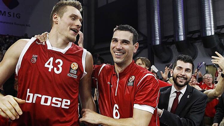 Leon Radosevic, Nikos Zisis und Assistenztrainer Federico Perego (v. l.) genießen nach dem 96:63-Erfolg im Top-16-Hinspiel in der Frankenhölle das Bad in der Menge. Foto: Daniel Löb