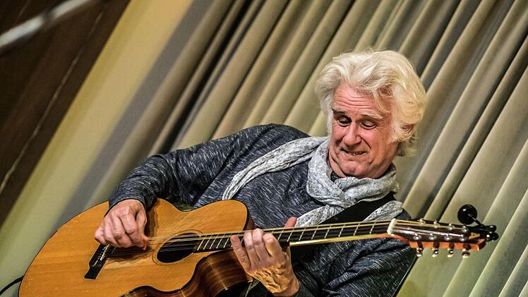 Fergus Feely am Mandocello beim Gastspiel mit Seán Keane in Coburg. Foto: Jochen Berger