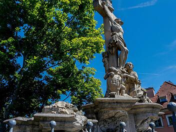 Erst bei Tageslicht wurde das Schadensausmaß an der Kreuzigungsgruppe auf der Oberen Brücke erkennbar: Der Sockel der Maria (links) ist leer. Foto: Matthias Hoch