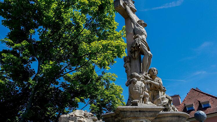 Erst bei Tageslicht wurde das Schadensausmaß an der Kreuzigungsgruppe auf der Oberen Brücke erkennbar: Der Sockel der Maria (links) ist leer. Foto: Matthias Hoch