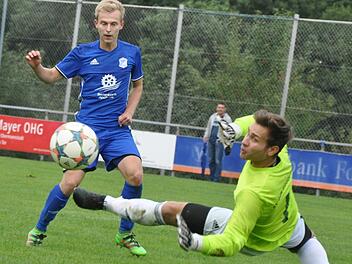Alexander Kapp vom TSV Ebermannstadt hätte längst den Deckel drauf machen können, fand hier aber in Eggolsheims Keeper Alexander Löw seinen Meister. Aber egal: Der TSV gewann ohnehin 4:2. Fotos: Leo Hühnlein