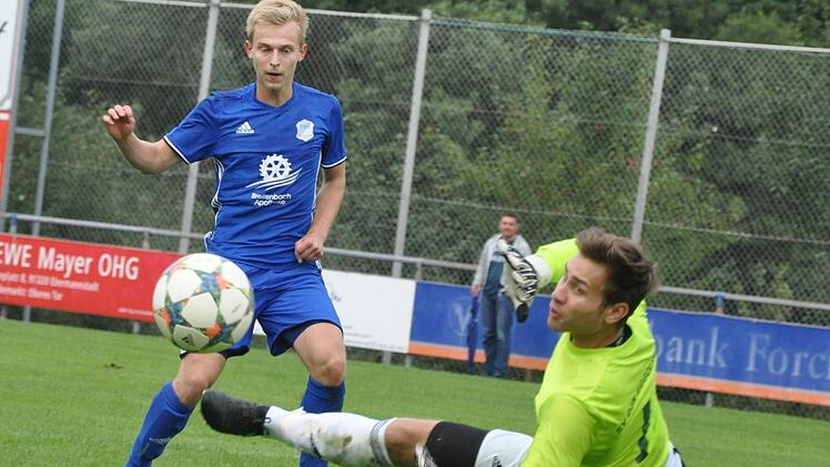 Alexander Kapp vom TSV Ebermannstadt hätte längst den Deckel drauf machen können, fand hier aber in Eggolsheims Keeper Alexander Löw seinen Meister. Aber egal: Der TSV gewann ohnehin 4:2. Fotos: Leo Hühnlein