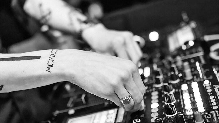 Weil er negativ auffiel, wurde ein Mann aus einer W&uuml;rzburger Disko verwiesen. Vor der T&uuml;r rastete er dann richtig aus, Symbolbild: pixabay.com