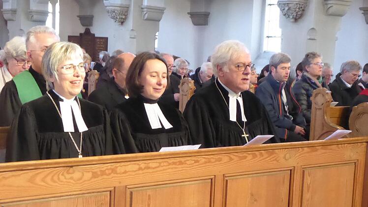Regionalbischöfin Dorothea Greiner, Lidia Barth und Dekan Günther Werner (von links) vor der Einsegnung in der Kirchenbank  Foto: Heidi Amon
