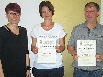 Die Vorsitzende der Untererthaler Karnevalsgesellschaft, Sandra Lenhard (links), zeichnete Sabine Koch und Harald Koch für langjährige Mitgliedschaft mit der Treueurkunde aus. Winfried Ehling