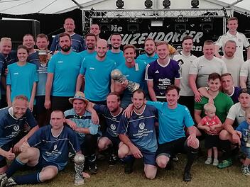 Die drei Erstplazierten v. l. beim Freizeitturnier des TSV Pfarrweisach: Klingeltruppe (blaugraue Trikots, 2. Platz), John Allstars (hellblaue Trikots, Sieger),und Hakuna Matata (weiße Trikots, 3. Platz) Wolfgang Dietz