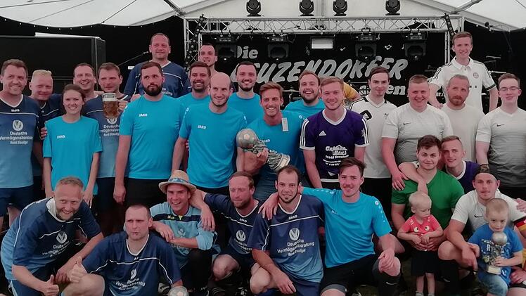 Die drei Erstplazierten v. l. beim Freizeitturnier des TSV Pfarrweisach: Klingeltruppe (blaugraue Trikots, 2. Platz), John Allstars (hellblaue Trikots, Sieger),und Hakuna Matata (weiße Trikots, 3. Platz) Wolfgang Dietz