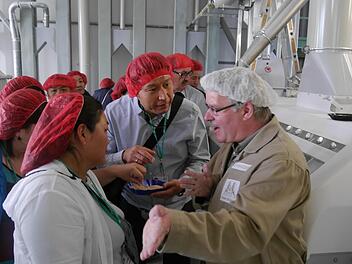 Auf der Maininsel besuchte eine mongolische Delegation die Cramer-M&uuml;hle. Foto: Uwe Eichler
