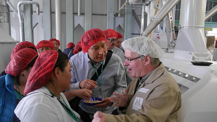 Auf der Maininsel besuchte eine mongolische Delegation die Cramer-M&uuml;hle. Foto: Uwe Eichler
