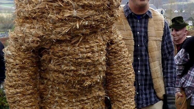 "Berta" Tobias Fischer schleppt 20 Kilo Stroh mit sich herum.Foto: Dieter Hübner
