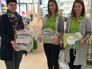 Eva-Maria Günthner (links) übergibt eine erste Lieferung Masken an Sandra Gröger (Bildmitte) von der Kranen-Apotheke. Foto: privat