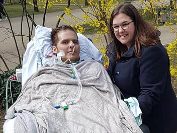 Nach Monaten im Krankenhaus darf Michael mit Freundin Babsi erstmals wieder an die frische Luft.p