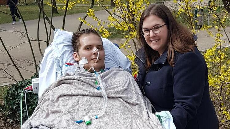 Nach Monaten im Krankenhaus darf Michael mit Freundin Babsi erstmals wieder an die frische Luft.p