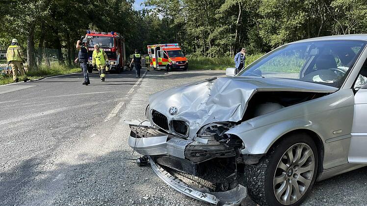 Unfall mit f&uuml;nf Schwerverletzten neben Badesee: Polizist l&auml;sst Unfallstelle mit Traktor absperren