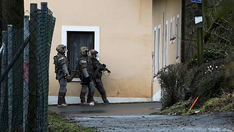 Kreis Kulmbach: Mann bedroht Polizisten mit Messer - Spezialkräfte rücken an