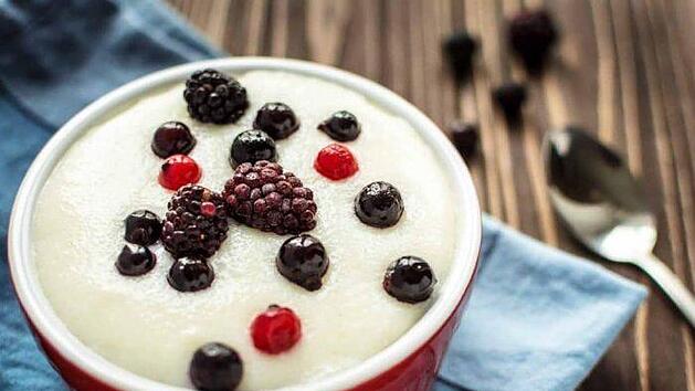 Griessbrei-mit-Beeren