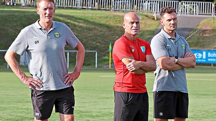 Neues Gesicht im Trainerteam der DJK Don Bosco Bamberg: Udo Prell (Mitte) steht k&uuml;nftig neben Torwarttrainer Dieter Mark (links) und Cheftrainer Carsten N&uuml;&szlig;lein an der Seitenlinie.sportpress