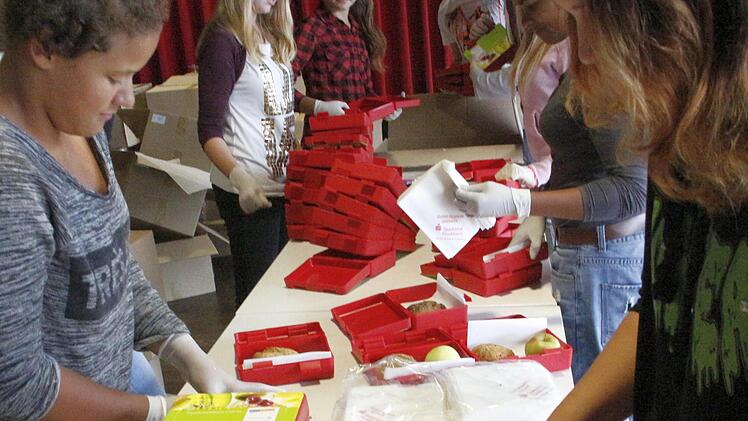 Die Schüler der Mittelschule Eggolsheim packen Brotzeit-Boxen. Foto: Josef Hofbauer