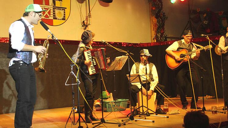 Ein musikalisches, aber auch textlich gelungenes Highlight war der Auftritt des "musikalischen Fünferrates".