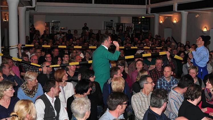 Bei der "Reparatur" der Steuerung des Gehirns von Horst Seehofer mussten die Besucher, eingeteilt in Großhirn, Stammhirn, Frontallappen und Sexualzentrum, herhalten.