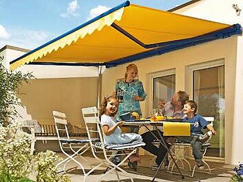 Vergnügliche Stunden im Zweitwohnzimmer: Markisen spenden den gewünschten Schatten. Foto: djd/Lewens-Markisen
