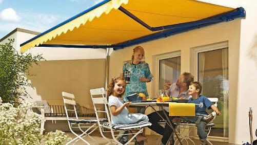 Vergnügliche Stunden im Zweitwohnzimmer: Markisen spenden den gewünschten Schatten. Foto: djd/Lewens-Markisen