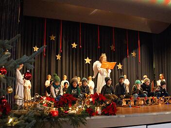 Die Kindergartenkinder und das Eltmanner Christkind Josefa Pflaum gestalteten einen Teil des Bühnenprogramms bei der Altenehrung in der Eltmanner Stadthalle. Für musikalische Unterhaltung sorgten später der Frauenchor und die Blaskapelle Lembach.  Foto: Sabine Weinbeer