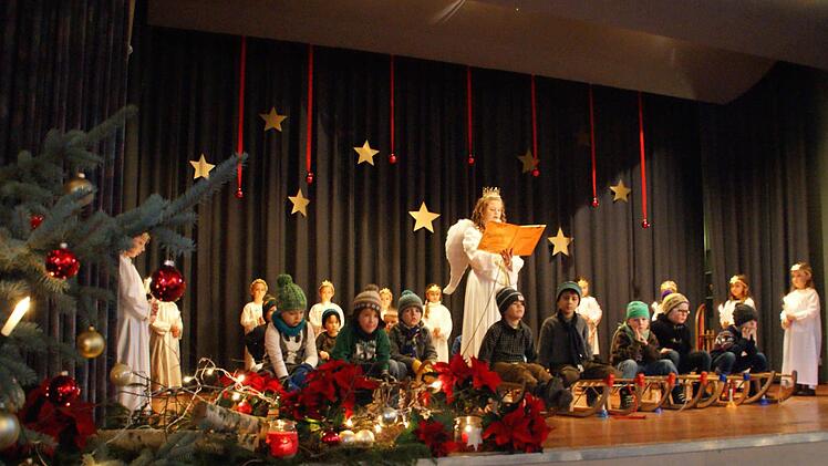 Die Kindergartenkinder und das Eltmanner Christkind Josefa Pflaum gestalteten einen Teil des Bühnenprogramms bei der Altenehrung in der Eltmanner Stadthalle. Für musikalische Unterhaltung sorgten später der Frauenchor und die Blaskapelle Lembach.  Foto: Sabine Weinbeer