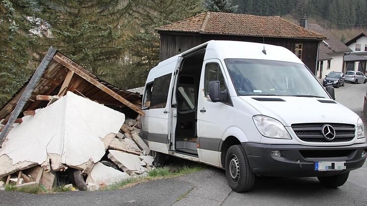 Ein Zusteller hat am Freitagnachmittag einen Unfall am Schloßberg in Steinberg verursacht. Fotos: Ronald Heck