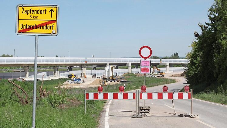 Fast fertig ist das Überwerfungsbauwerk bei Unteroberndorf. Das Gleis muss aber noch verlegt werden. Fotos: Hans Kurz