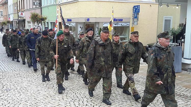 Das Tagesziel in Bad Brückenau ist erreicht. Der Weg führte die Marschteilnehmer durch die  Ludwigstraße zum Alten Rathaus. Foto: Rolf Pralle