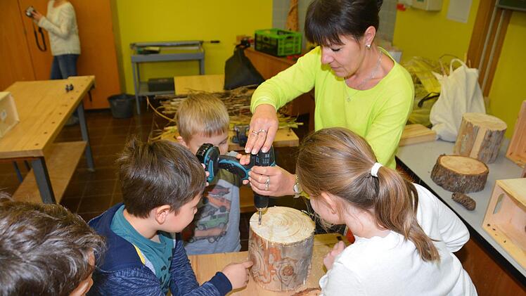 Impressionen vom Nisthilfenbau in der Melkendorfer Grundschule Dagmar Besand