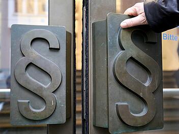 Der Mann hat bereits zugegeben zwei seiner Söhne getötet zu haben. Nun entscheidet ein Gericht, ob dies Mord war. Symbolbild: Oliver Berg/dpa