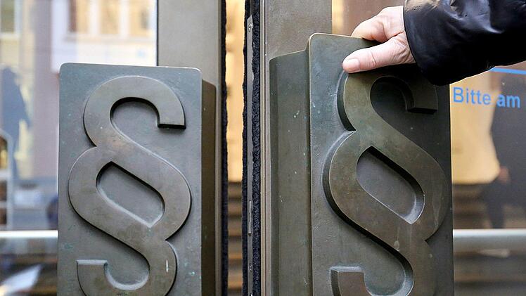 Der Mann hat bereits zugegeben zwei seiner Söhne getötet zu haben. Nun entscheidet ein Gericht, ob dies Mord war. Symbolbild: Oliver Berg/dpa