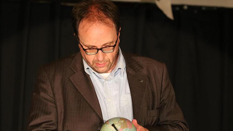 Die Theatergruppe Kompassion des Franz-Miltenberger-Gymnasiums  spielte die Farce "Benefiz. Jeder rettet einen Afrikaner" von Ingrid Lausund. Foto: Sebastian Schmitt