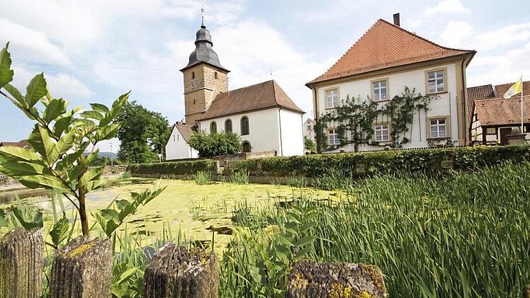 Der idyllische Weiher in der Ortsmitte von Pautzfeld war voller Algen. Jetzt wird das Gewässer renaturiert.  Foto: Josef Hofbauer /Archiv