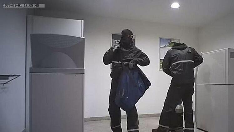 Am frühen Donnerstagmorgen haben Unbekannte einen Geldautomat in Oberfranken gesprengt. Die Polizei nahm zwei mutmaßliche Täter fest, weitere Mittäter sind offenbar noch auf der Flucht. Foto: Polizeipräsidium Oberfranken