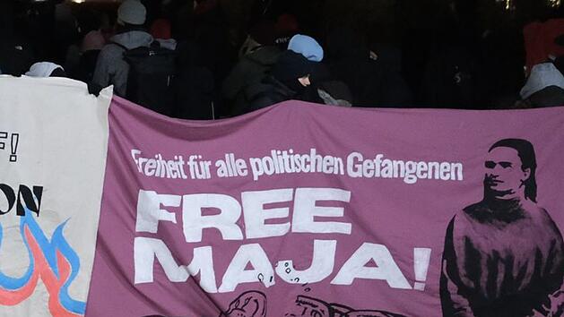 N&uuml;rnberg: Linke ziehen wegen Maja T. durch Stra&szlig;en - pl&ouml;tzlich knallt es