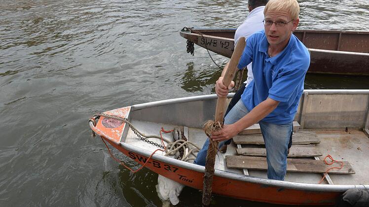 Er hatte sich zunächst unter dem Boot festgehängt. Foto: Ronald Rinklef