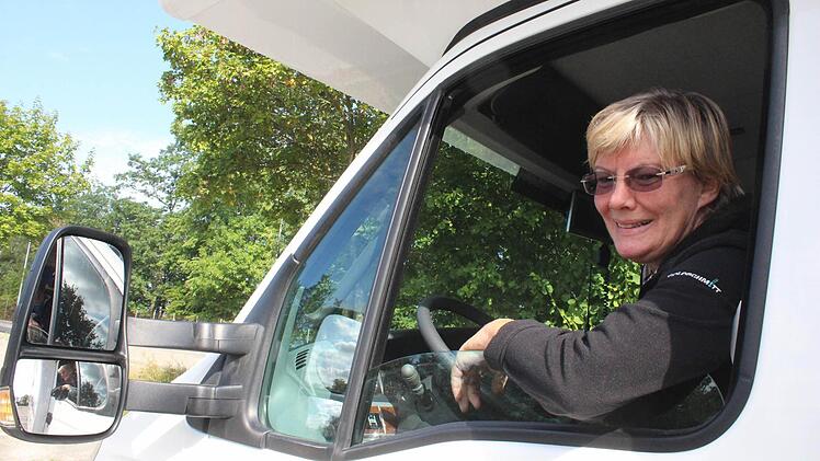 Über Nacht in Höchstadt: Brigitte Weichert sitzt gerne am Steuer ihres Wohnmobils.